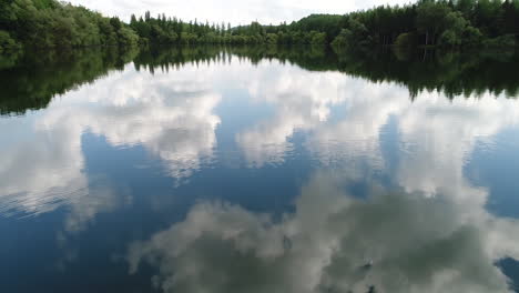 Schöner-Nahflug-über-Einen-See-In-Frankreich.-Wasserspiegelreflexion